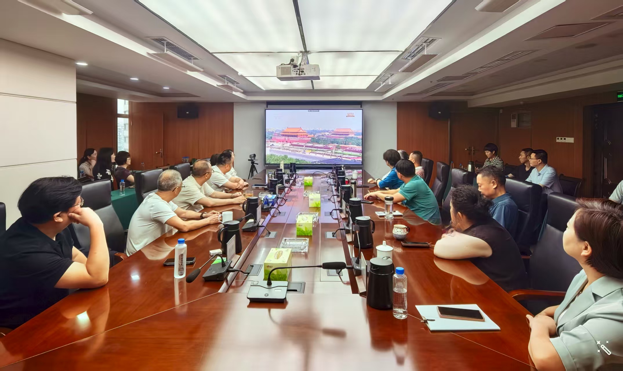 市農(nóng)投集團(tuán)全體黨員和干部職工收看中國人民抗日戰(zhàn)爭(zhēng)暨世界反法西斯戰(zhàn)爭(zhēng)勝利80周年大會(huì)